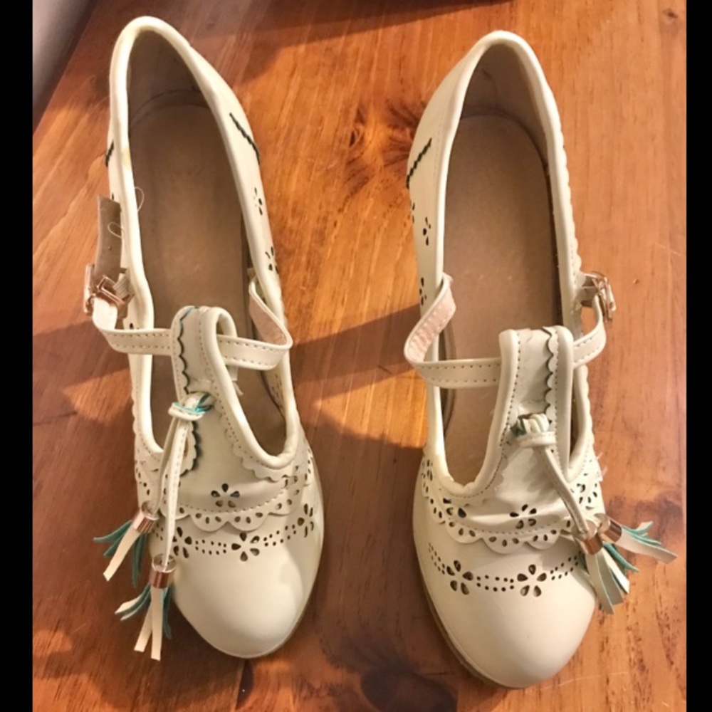 The CUTEST tasseled heels 💚💚